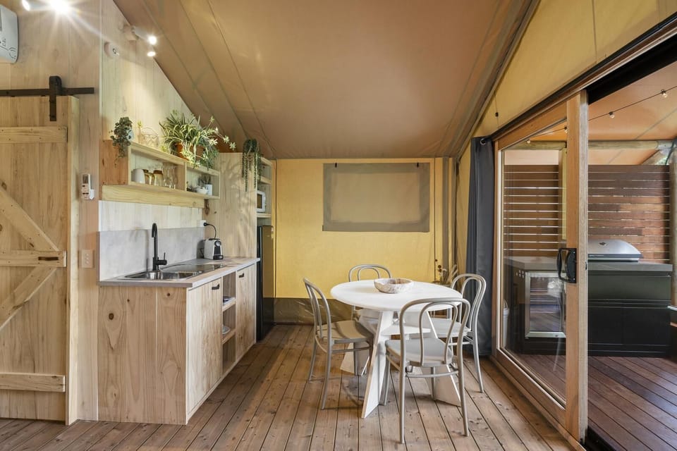 Studio Safari Tent | Private kitchen | Coffee/tea maker, cleaning supplies