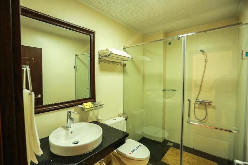 Family Suite | Bathroom | Shower, free toiletries, hair dryer, slippers