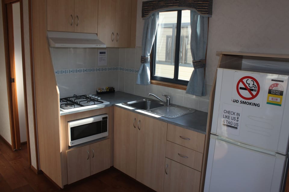Standard Cabin, Multiple Bedrooms, Non Smoking, Kitchen (Rosella Villa) | Private kitchen | Full-size fridge, microwave, stovetop, electric kettle