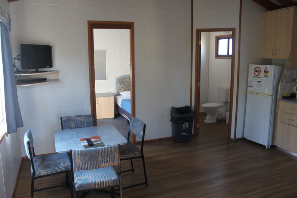 Standard Cabin, 2 Bedrooms, Non Smoking, Kitchen (Bungalow) | In-room dining