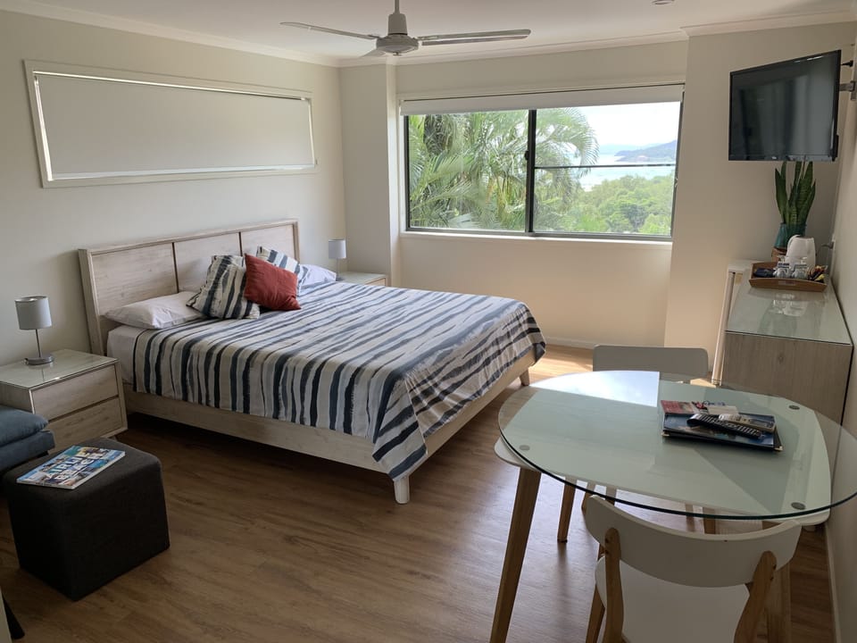 King Suite Room 1 | Premium bedding, minibar, desk, laptop workspace