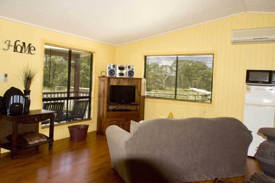 Luxury Suite, 2 Bedrooms, Kitchen (Luxury Cottage) | Living room | Flat-screen TV, fireplace, DVD player