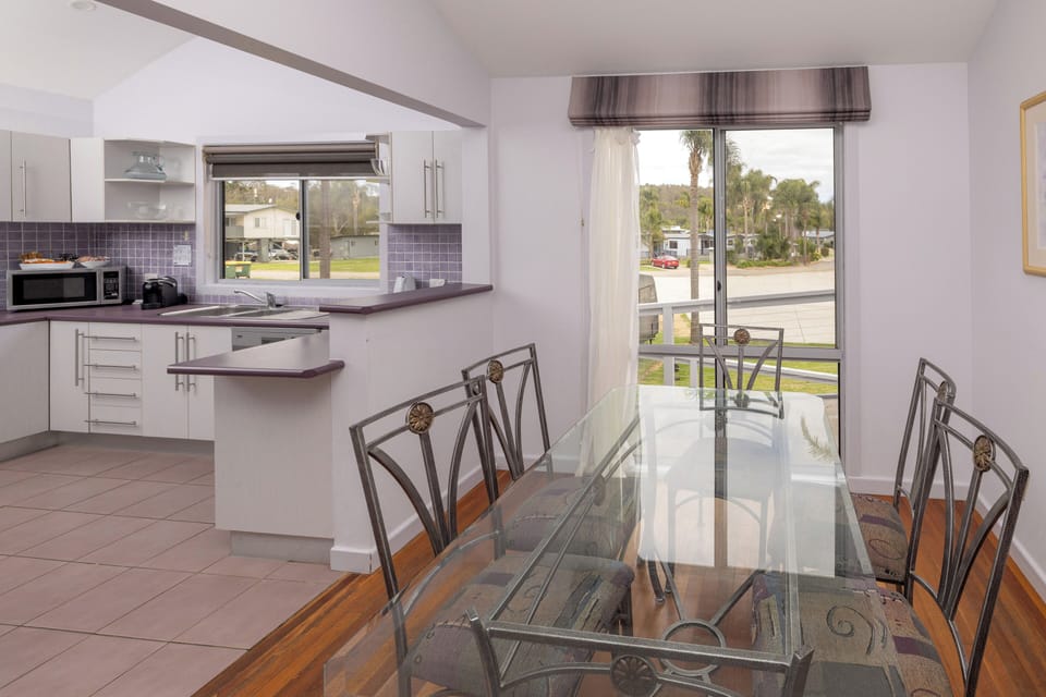 Deluxe Riverfront 3 Bedroom House | In-room dining