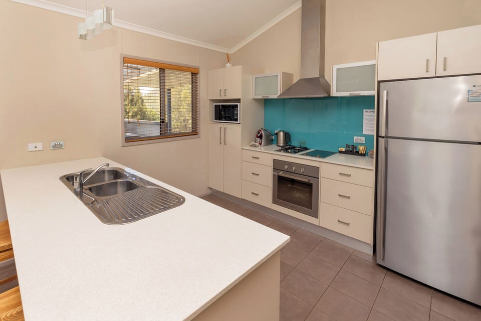 Deluxe 3 Bedroom Villa | Private kitchen | Shared microwave, toaster, cookware/dishes/utensils, dining table