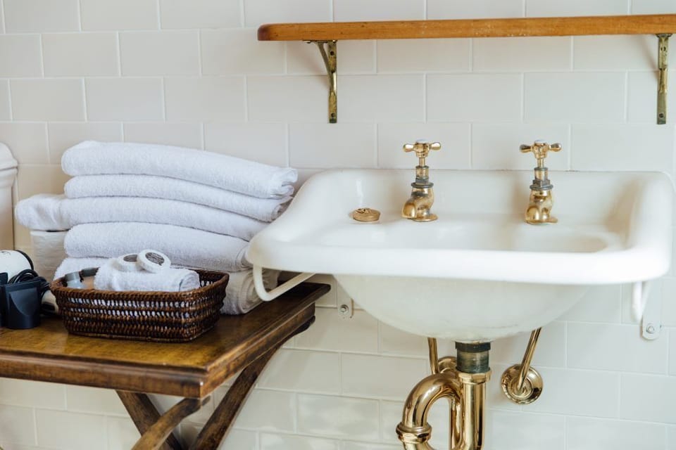 Premium Room, Non Smoking | Bathroom amenities | Shower, free toiletries, hair dryer, towels