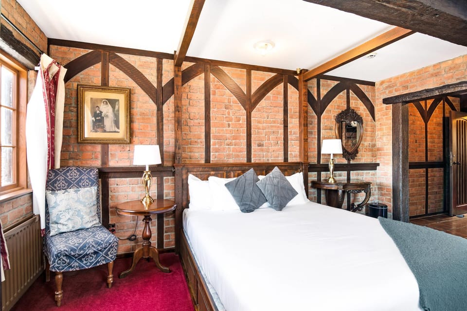 Executive Room, 1 King Bed, Non Smoking | Desk, iron/ironing board, cribs (free), WiFi (free)