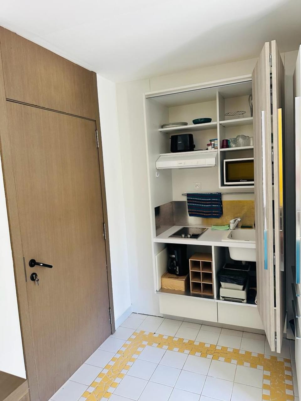 Classic Apartment | Private kitchenette | Fridge, microwave, stovetop, electric kettle