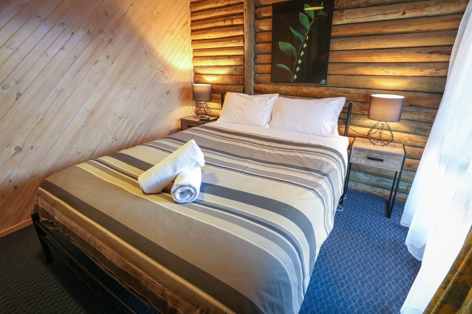 Lazy Acre Log Cabins Apartment in Lakes Entrance