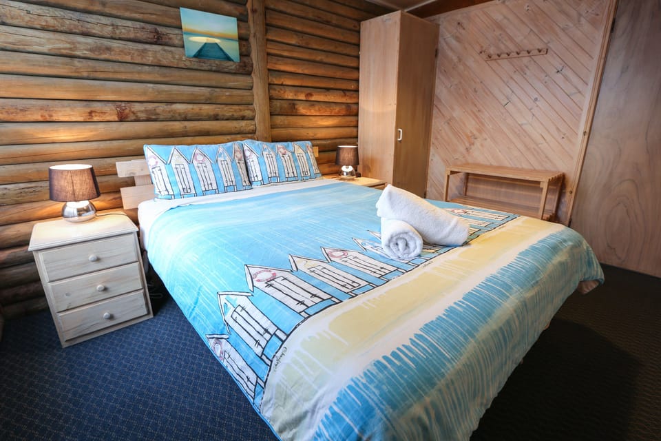 1 bedroom, Egyptian cotton sheets, premium bedding, pillowtop beds