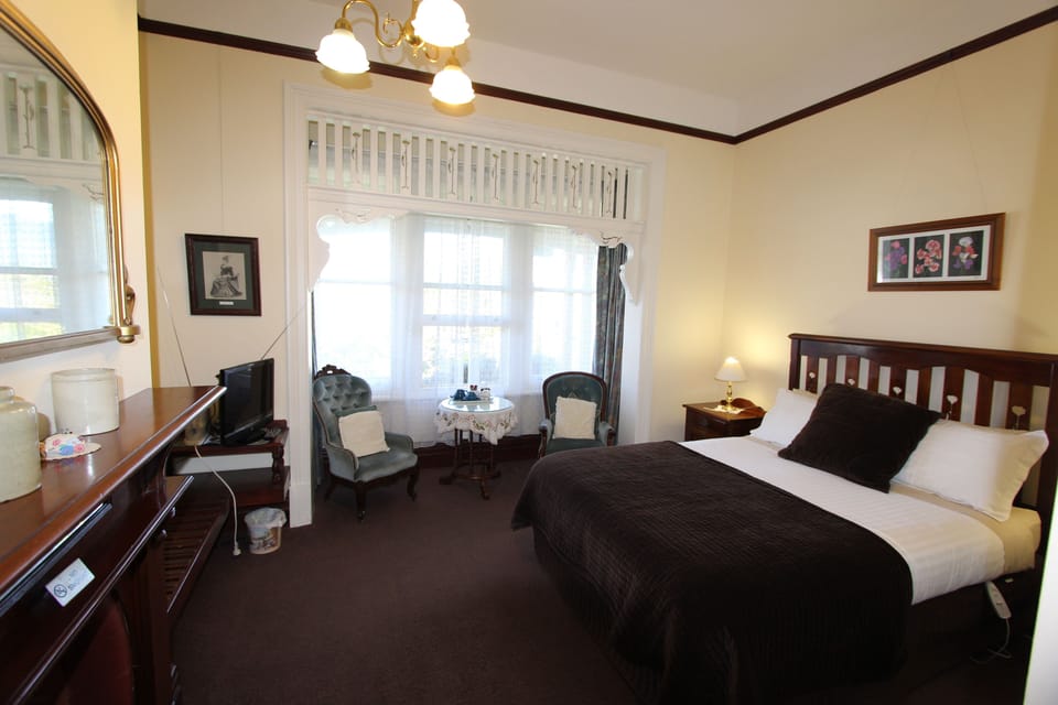 Ellen Pearce River View Room	 | Premium bedding, iron/ironing board, WiFi (free), bed sheets