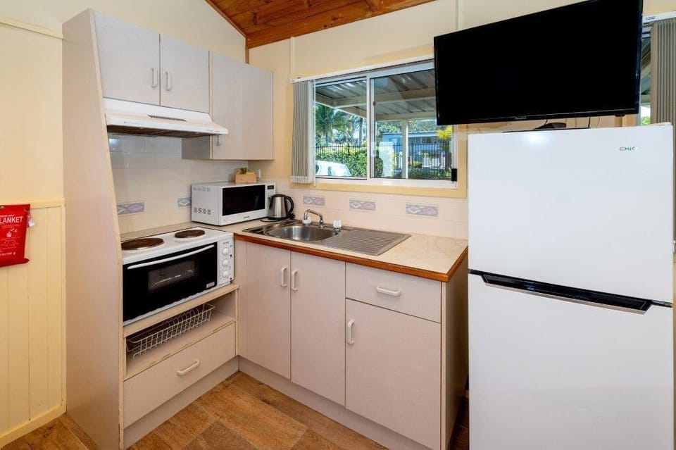 Economy 1 Bedroom Studio | Private kitchen | Full-size fridge, microwave, stovetop, electric kettle