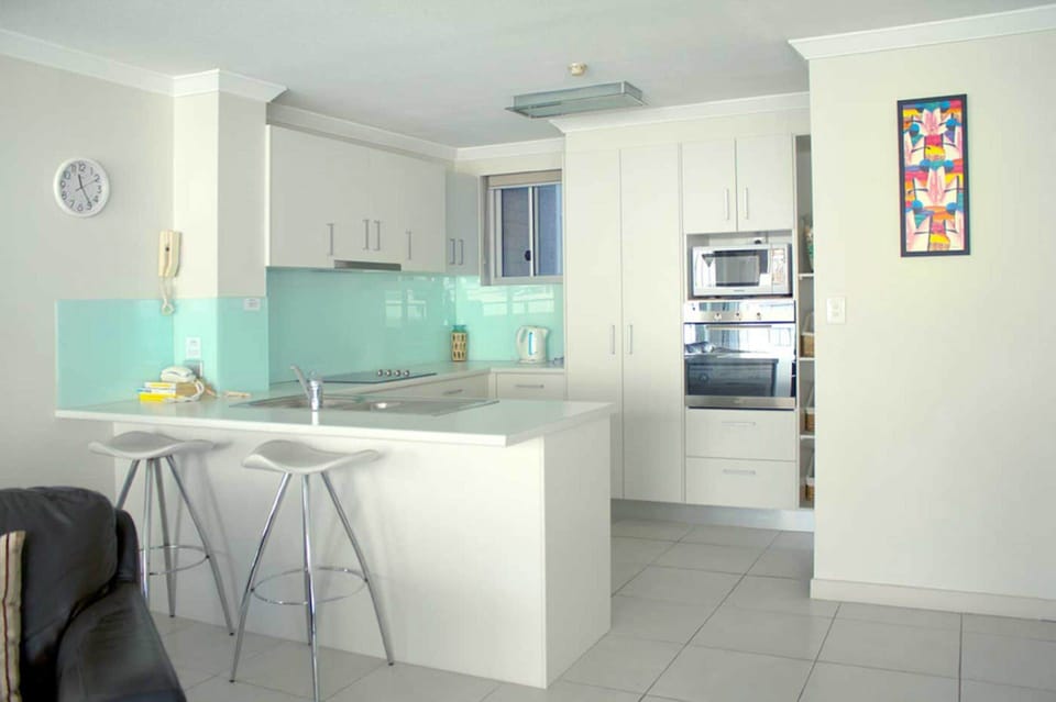 Coffee/tea maker, full-size fridge, microwave, stovetop