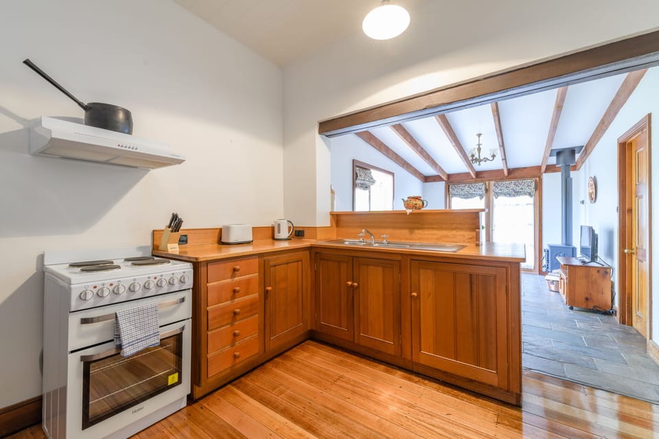 Romantic Armoury Cottage (Your own Private Cottage) | Private kitchen | Full-size fridge, microwave, oven, stovetop