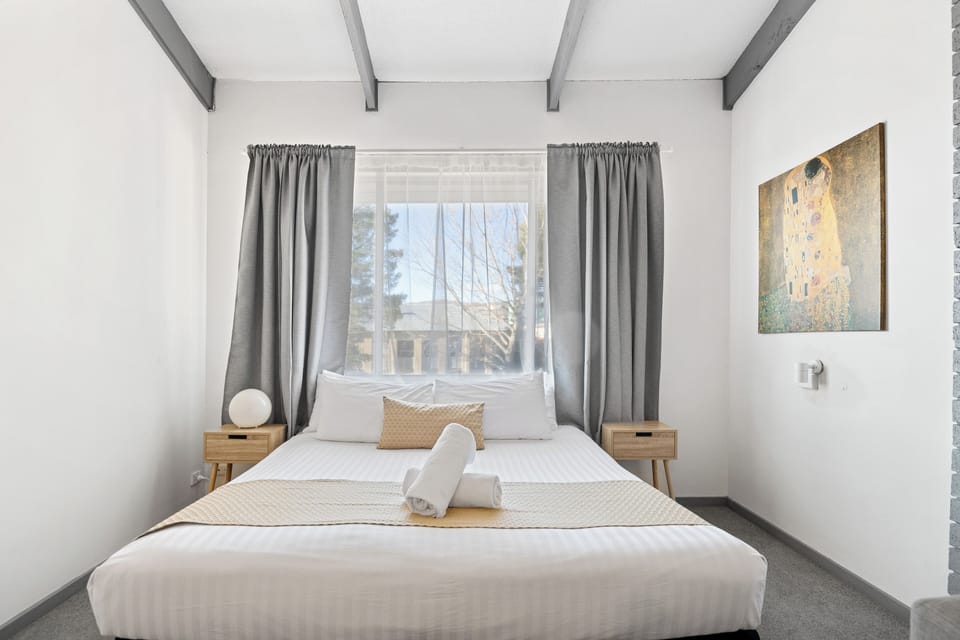 Deluxe Apartment | Minibar, desk, blackout drapes, iron/ironing board