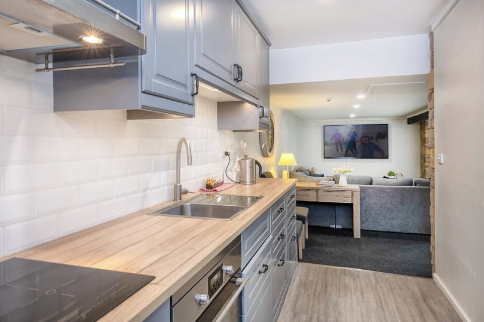 Deluxe 1 Bedroom Apartment | In-room dining