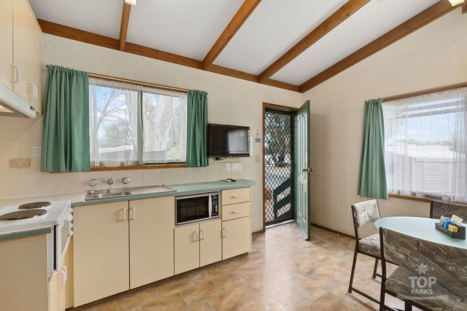 Standard Cabin, 2 Bedrooms | Private kitchen | Electric kettle, cookware/dishes/utensils