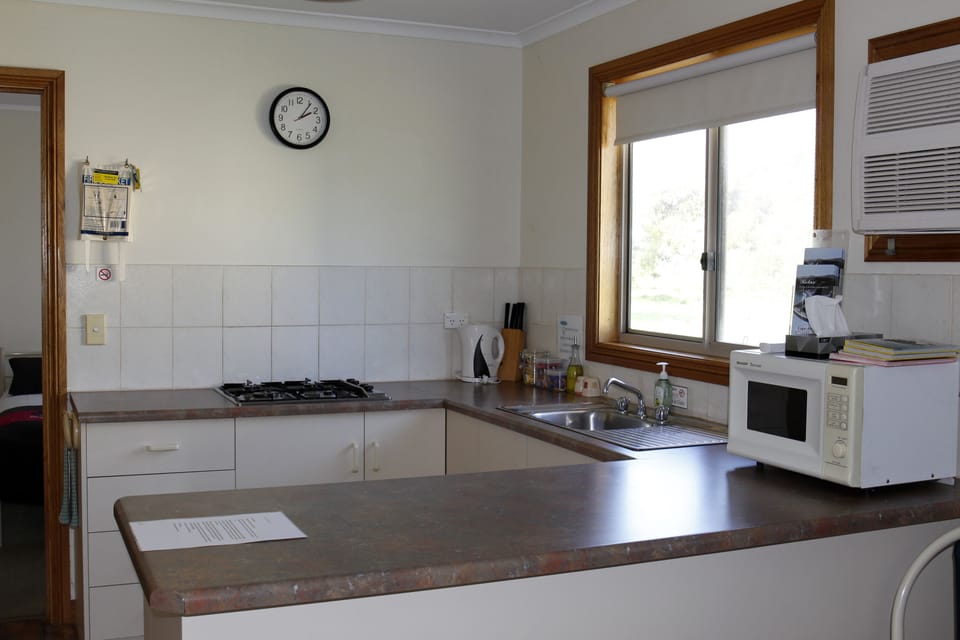 Standard Apartment, 2 Bedrooms, Non Smoking, Kitchenette (Self-Contained) | Private kitchenette | Fridge, stovetop, coffee/tea maker, electric kettle