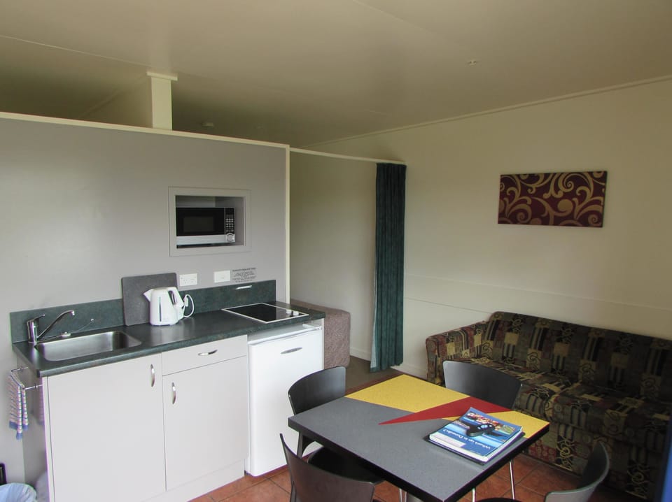 Self Contained Unit, 2 bedroom | Private kitchen