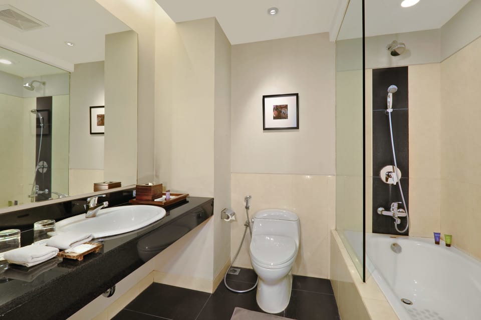 Junior Suite | Bathroom | Free toiletries, hair dryer (on request), slippers, towels