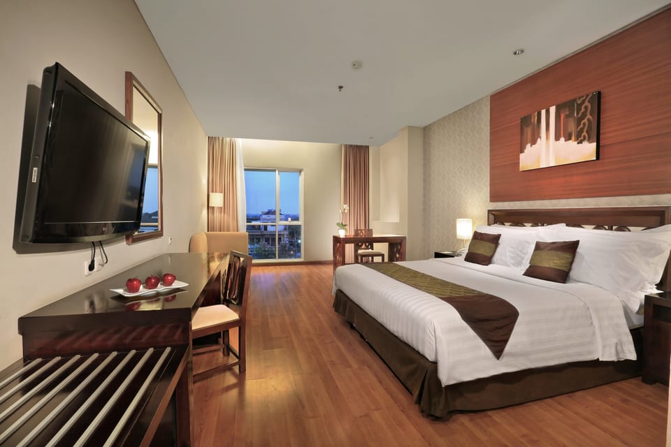Deluxe Room (With Breakfast) | Minibar, in-room safe, desk, soundproofing