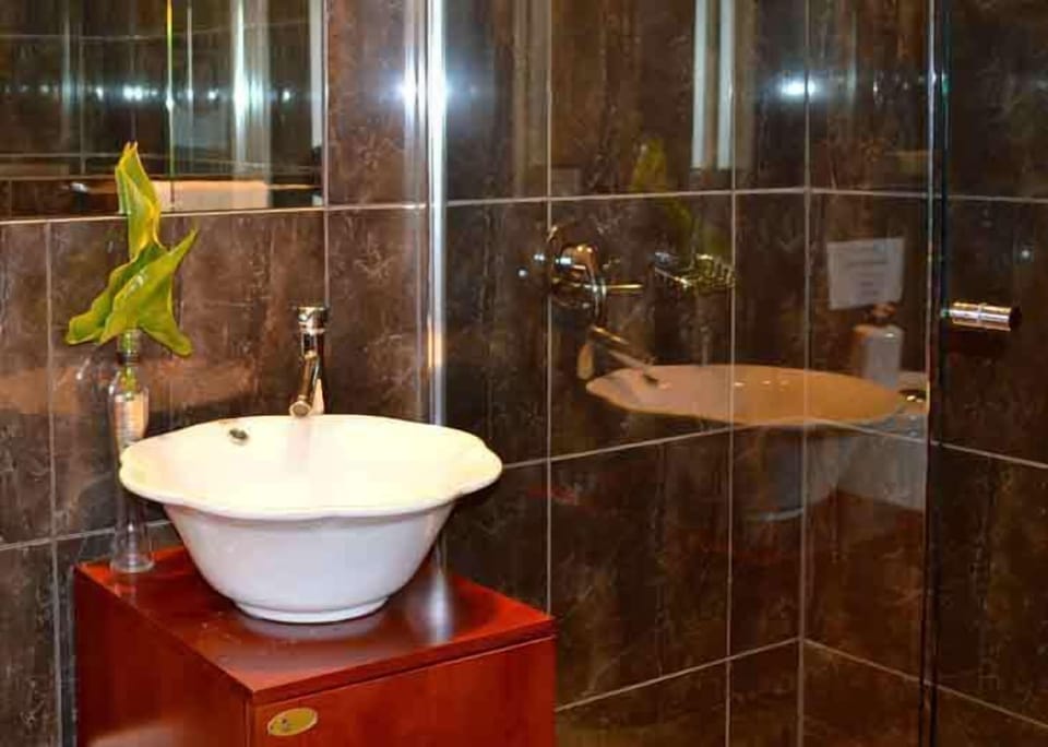 Standard Room, 1 Queen Bed, Non Smoking, Kitchenette (Flinders Room) | Bathroom | Shower, rainfall showerhead, free toiletries, hair dryer