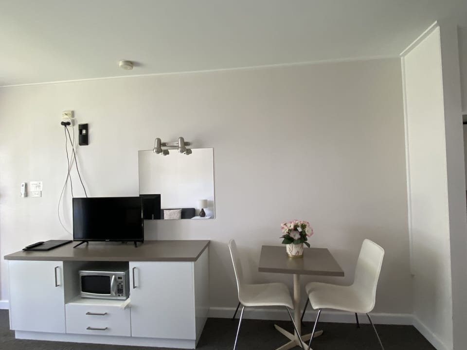 Deluxe Room, Non Smoking, Balcony (3 1/2 Star Delux Room) | Desk, soundproofing, iron/ironing board, free WiFi