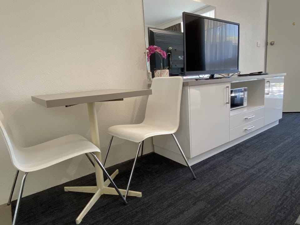 Executive Room, 1 King Bed, Non Smoking, Balcony (3 1/2 Star Delux Room) | Desk, soundproofing, iron/ironing board, free WiFi