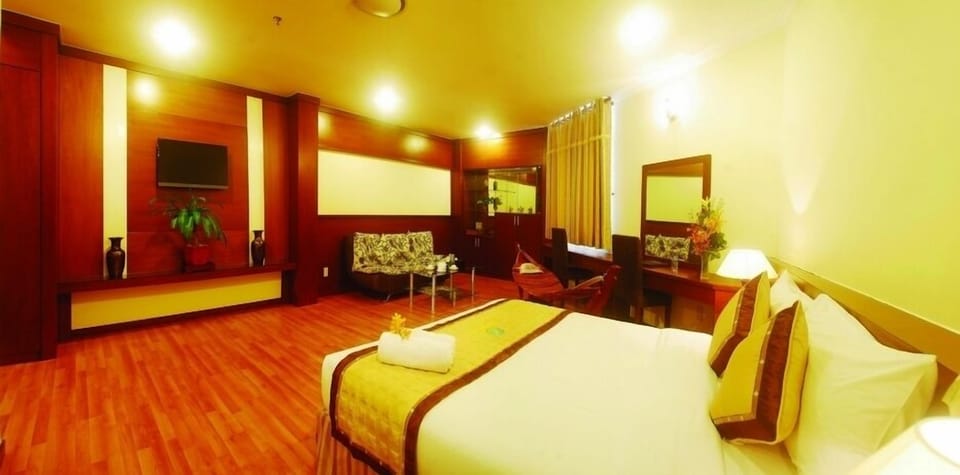 Senior Double Room, 1 King Bed | Minibar, in-room safe, desk, blackout drapes