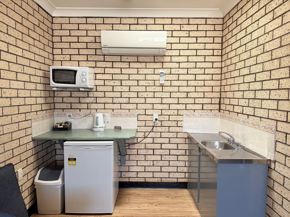 Executive Room, Non Smoking, Kitchenette (Executive Twin Room) | Private kitchen | Fridge, microwave, electric kettle, toaster