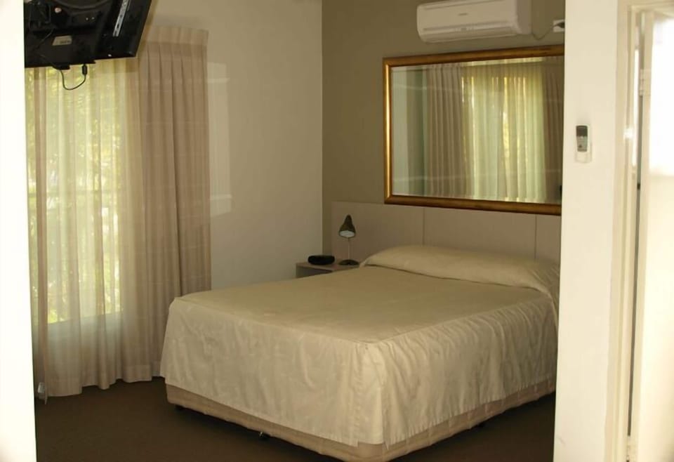 Royal Room | In-room safe, desk, laptop workspace, blackout drapes
