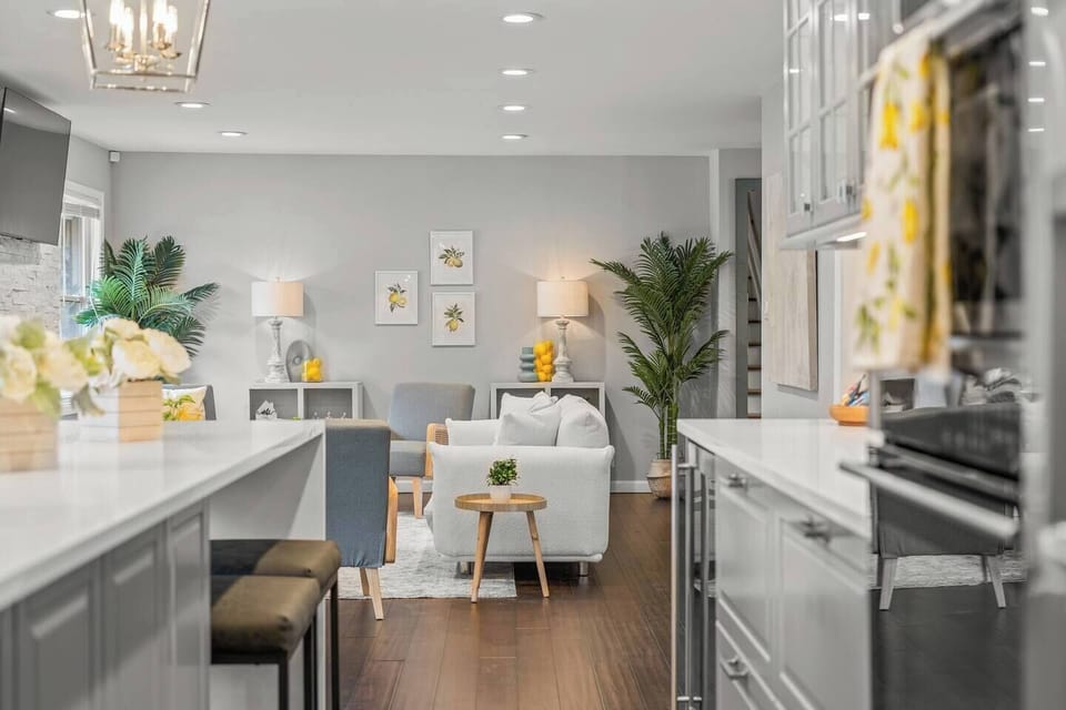 Refreshing beach-inspired decor, comfortable seating and all the amenities to make you feel at home