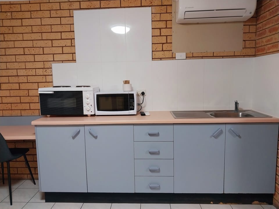 Queen room - Upstairs only (Non Pet Friendly) | Private kitchen | Fridge, microwave, stovetop, coffee/tea maker