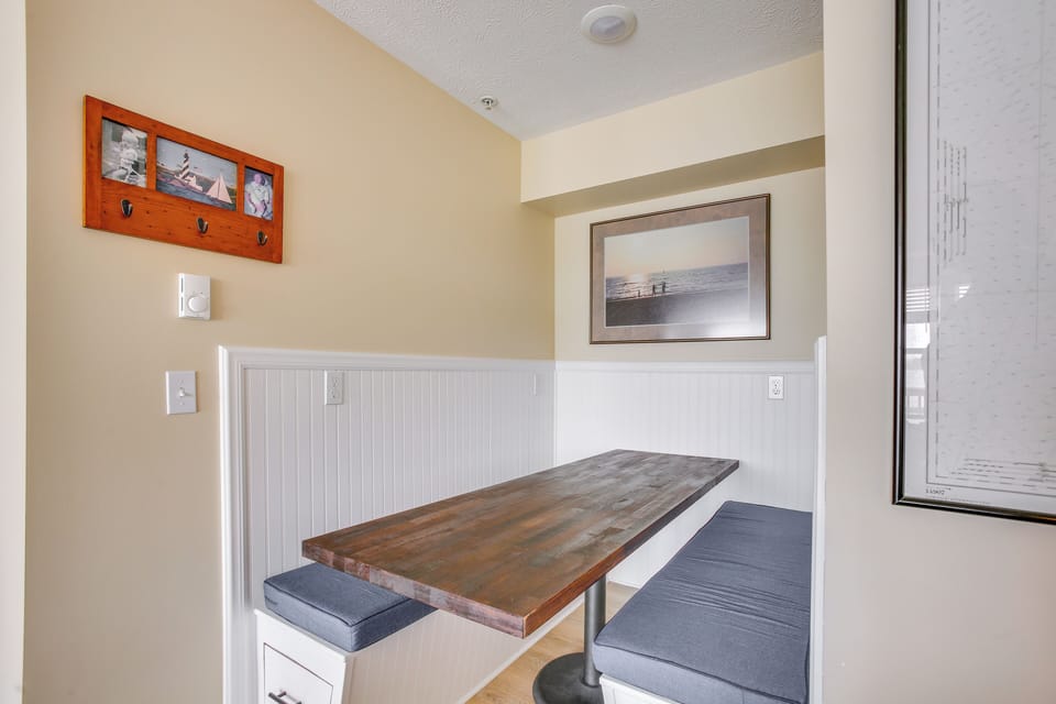 Dining Nook | Dishware/Flatware Provided