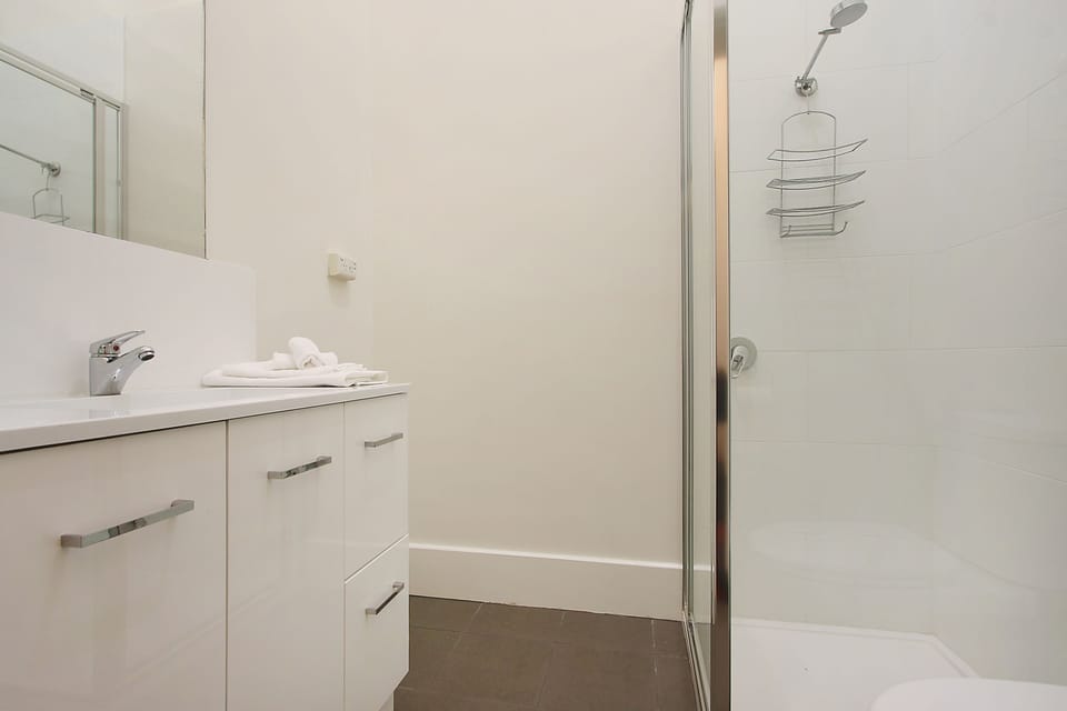 Standard Suite, 1 Bedroom, Non Smoking, Kitchenette (Self-Contained Flat) | Bathroom