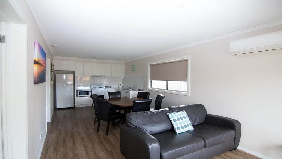 Ashleigh Court Cabin | Iron/ironing board, rollaway beds, free WiFi, bed sheets
