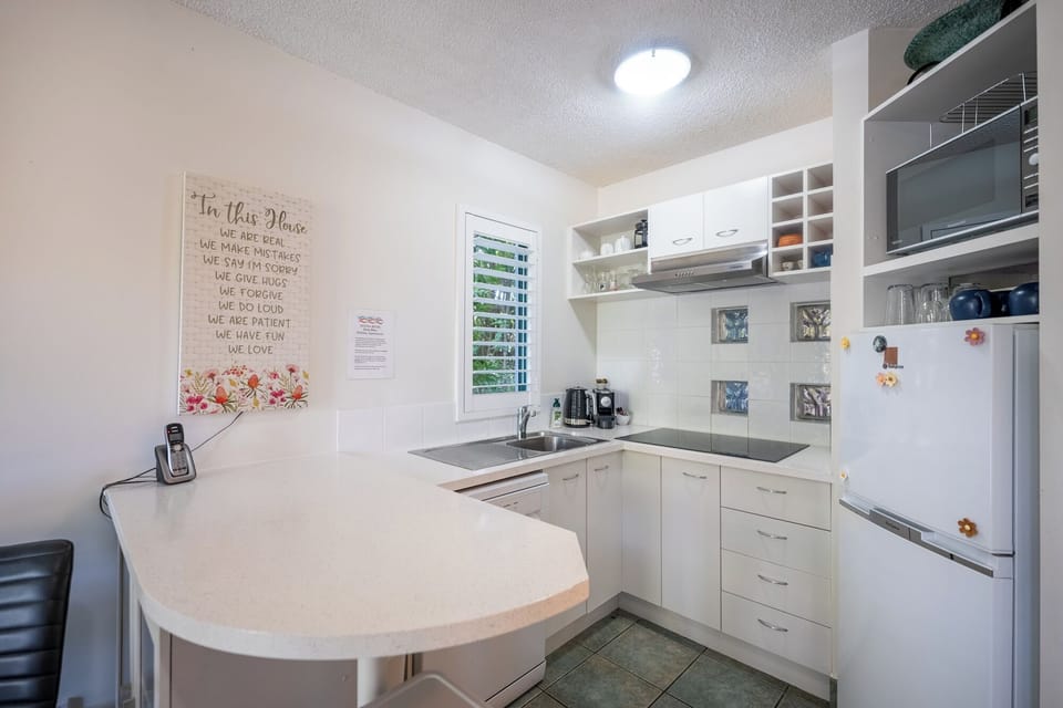 Standard Apartment, 1 Bedroom, Non Smoking, Kitchen | Private kitchen | Coffee/tea maker, fridge, microwave, stovetop