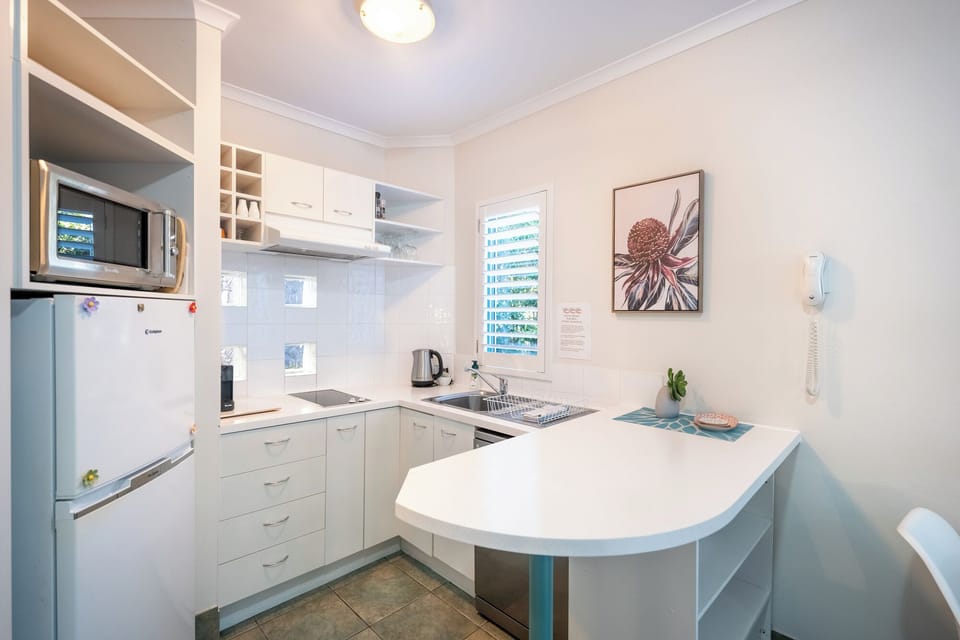 Standard Apartment, 1 Bedroom, Non Smoking, Kitchen | Private kitchen | Coffee/tea maker, fridge, microwave, stovetop