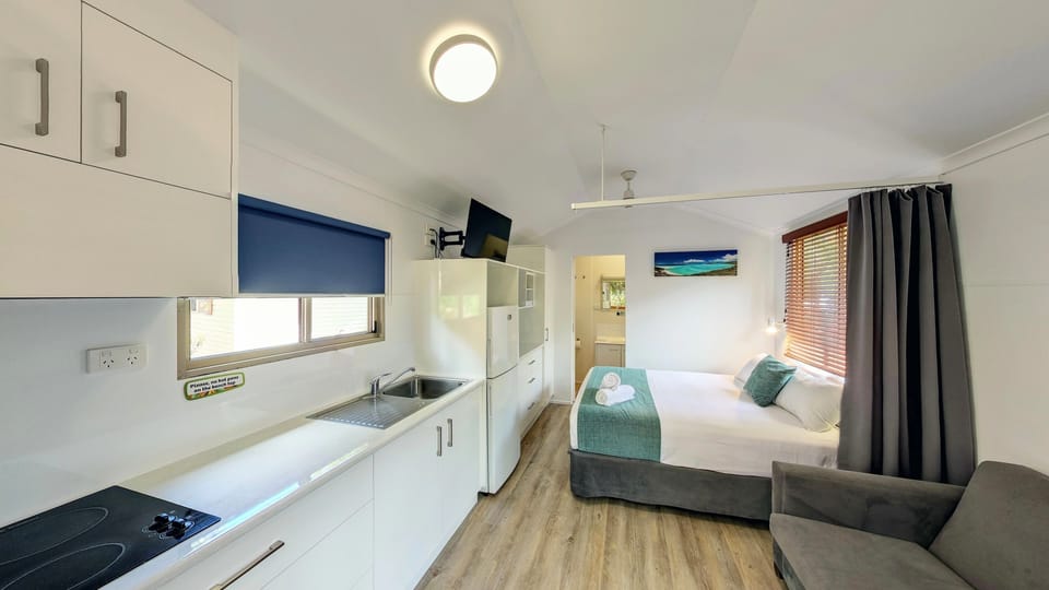 Studio | Private kitchen | Fridge, microwave, stovetop, coffee/tea maker