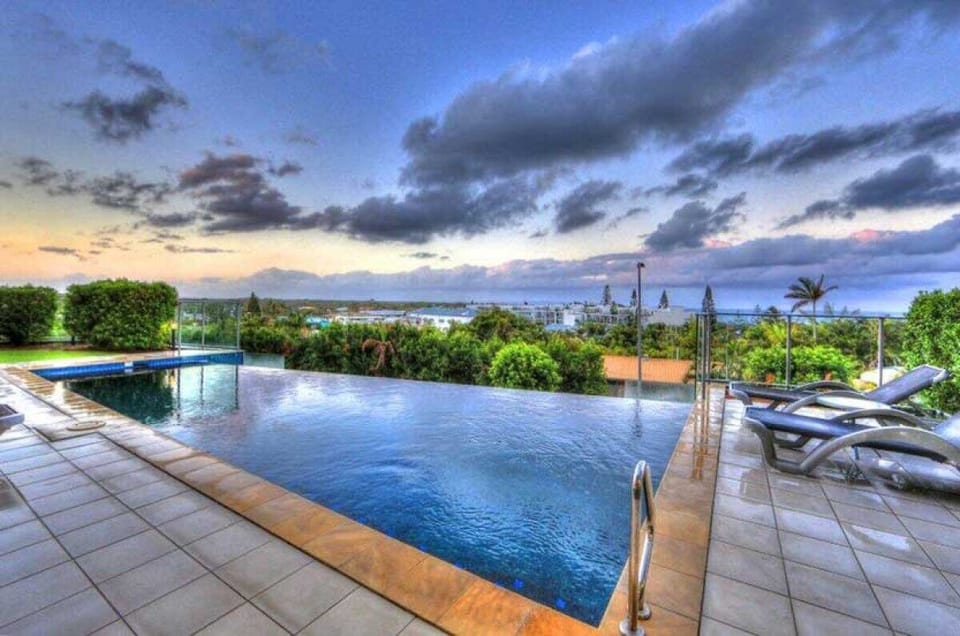 Outdoor pool, a heated pool, open 7:00 AM to 9:00 PM, sun loungers