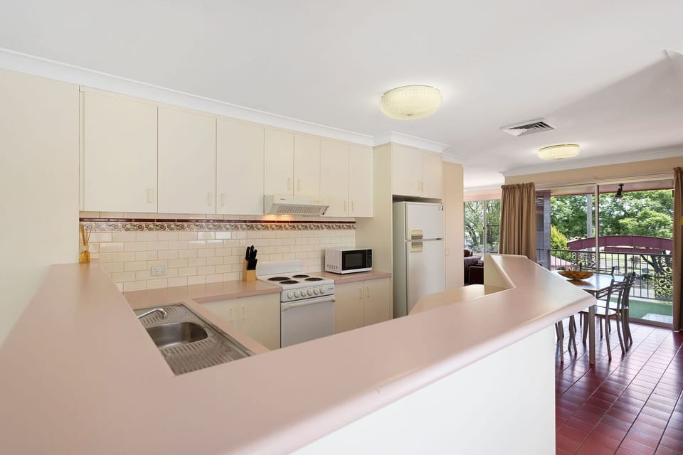 Standard Suite, 2 Bedrooms, Non Smoking, Kitchen (Spacious  Apartment for 8) | Private kitchen | Coffee/tea maker