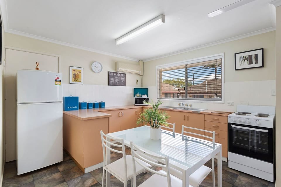 Standard Suite, 2 Bedrooms, Non Smoking, Kitchen (S/c Unit) | Private kitchen | Coffee/tea maker