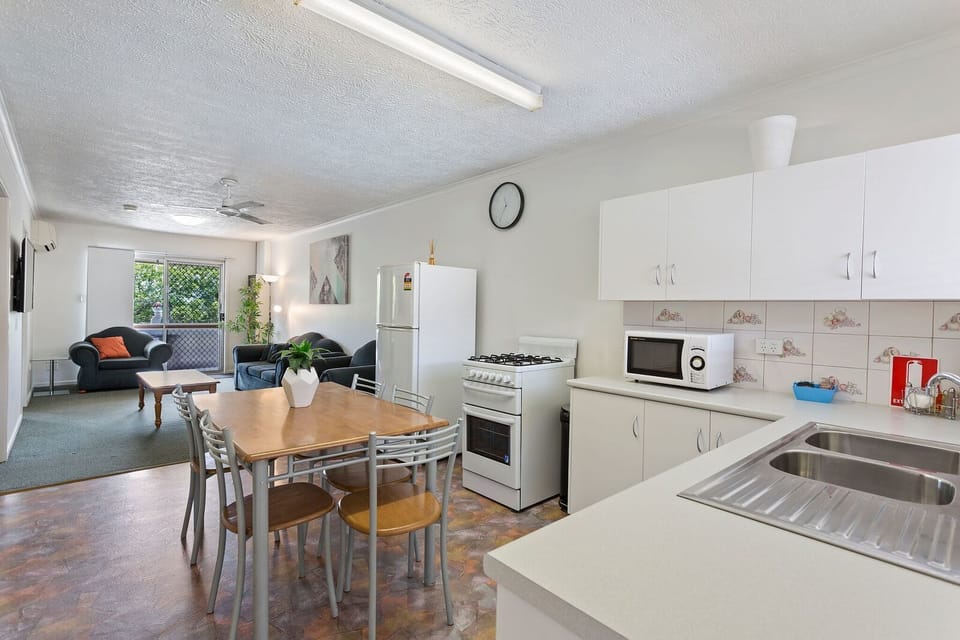 Standard Suite, Multiple Bedrooms, Non Smoking, Kitchen (Large 3 bedroom self cont) | Private kitchen | Coffee/tea maker