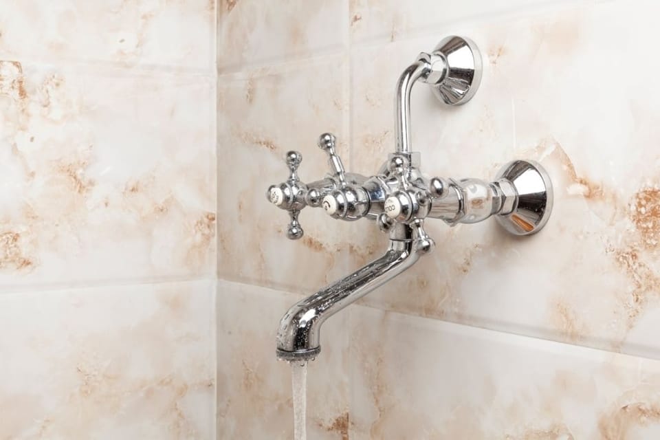 Platinum Room | Bathroom | Shower, free toiletries, slippers, towels