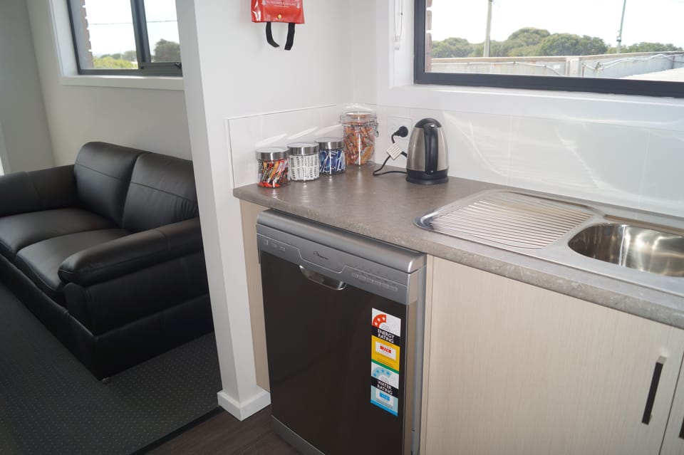 Standard Apartment, 3 Bedrooms, Kitchen | Private kitchen | Fridge, microwave, coffee/tea maker, electric kettle