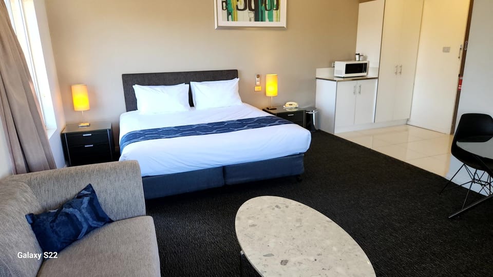 King Spa Suite | Minibar, desk, iron/ironing board, cribs/infant beds