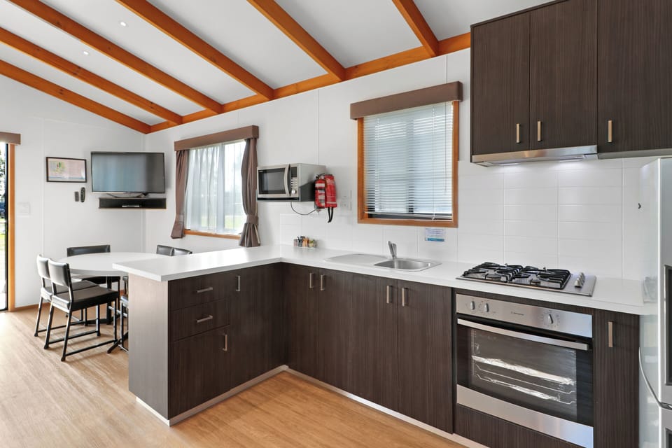 Whalesong Spa Villa | Private kitchen | Full-size fridge, microwave, coffee/tea maker, electric kettle