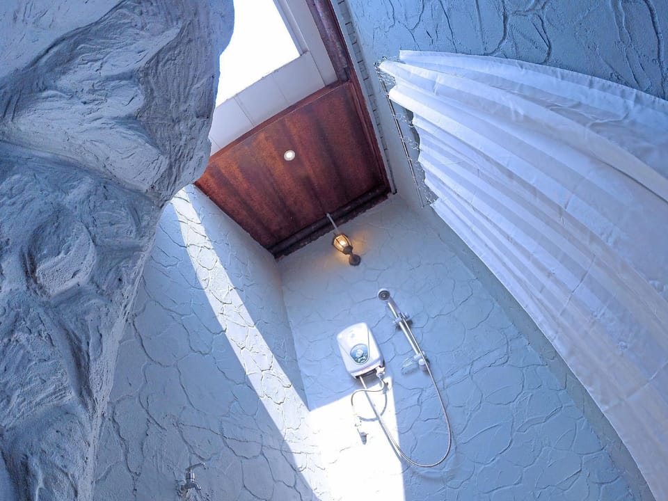 Log Cabin | Bathroom | Shower, free toiletries, hair dryer (on request), bidet