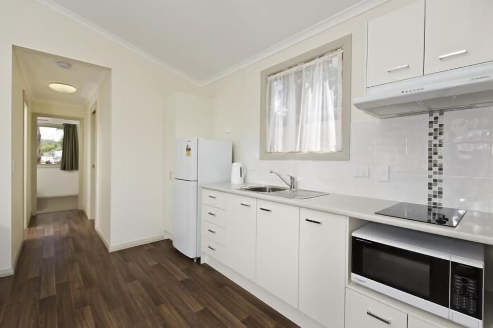 Standard Cabin, 2 Bedrooms, Non Smoking, Kitchen (Deluxe Cabin   - A) | Private kitchen | Fridge, microwave, stovetop, electric kettle