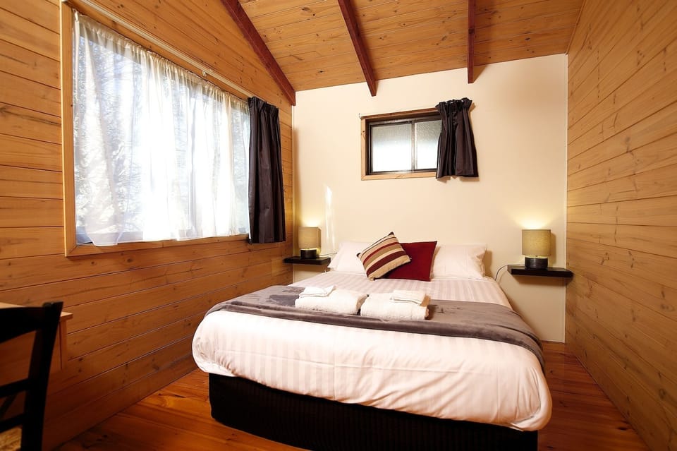 Large Cabin | 2 bedrooms, soundproofing, iron/ironing board, bed sheets