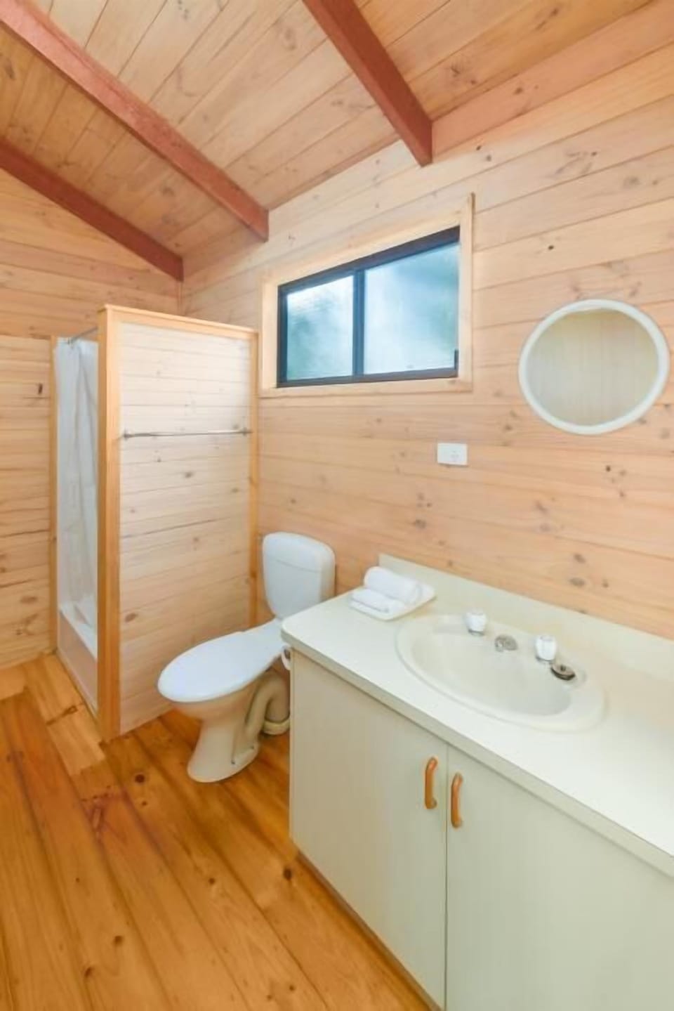 Combined shower/tub, towels